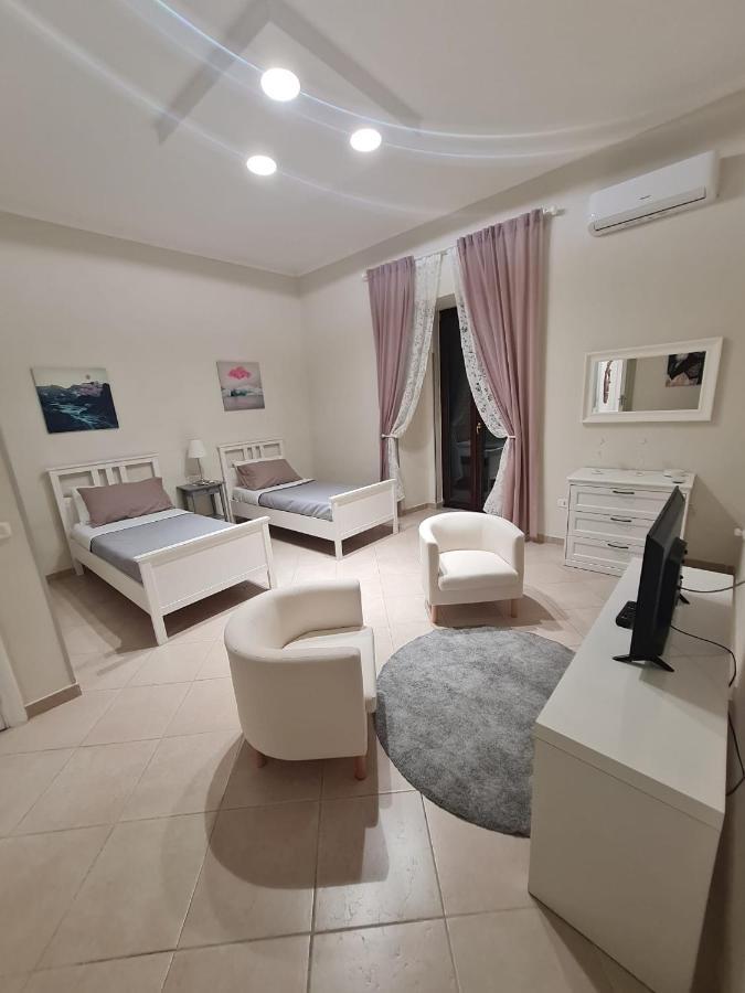 Palizzi'S Home Behind Plebiscite Square Naples Luaran gambar